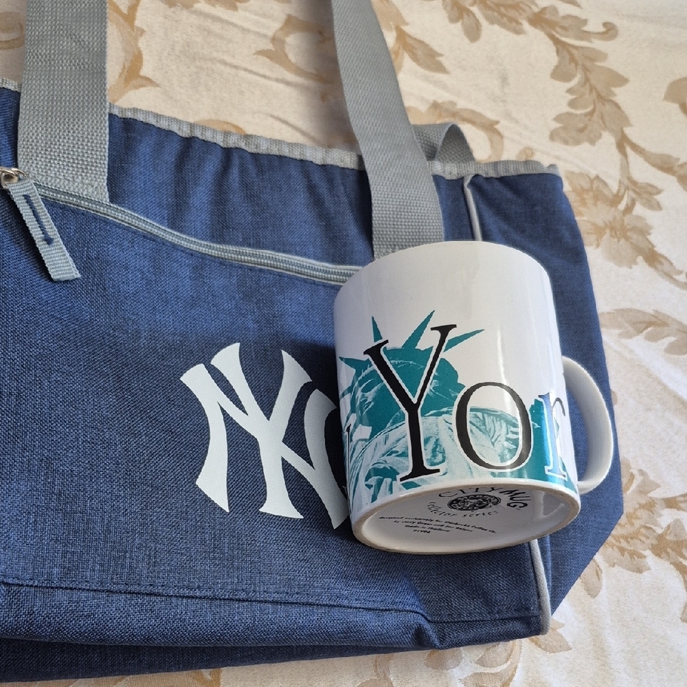 Starbucks New York mug and two Yankees Cooler bags - Picture 2 of 12